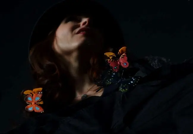 Helena Cosano retratada por laura Mu&ntilde;oz con alas de mariposa para el libro "Almas Brujas"