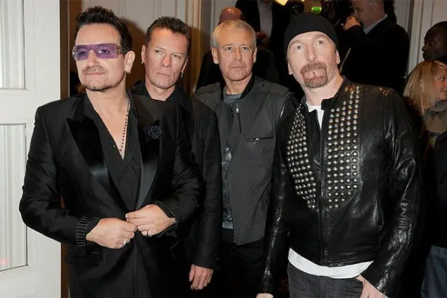 U2 con su l&iacute;der, Bono, a la izquierda.