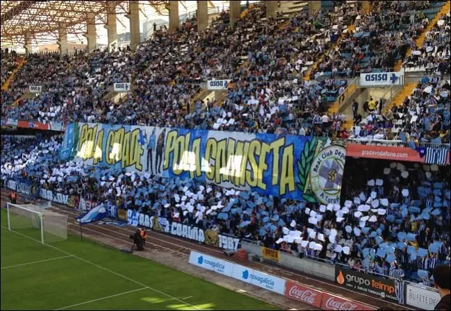 Pancarta de los Riazor Blues para darle la bienvenida al ascenso del Deportivo. / Mundiario