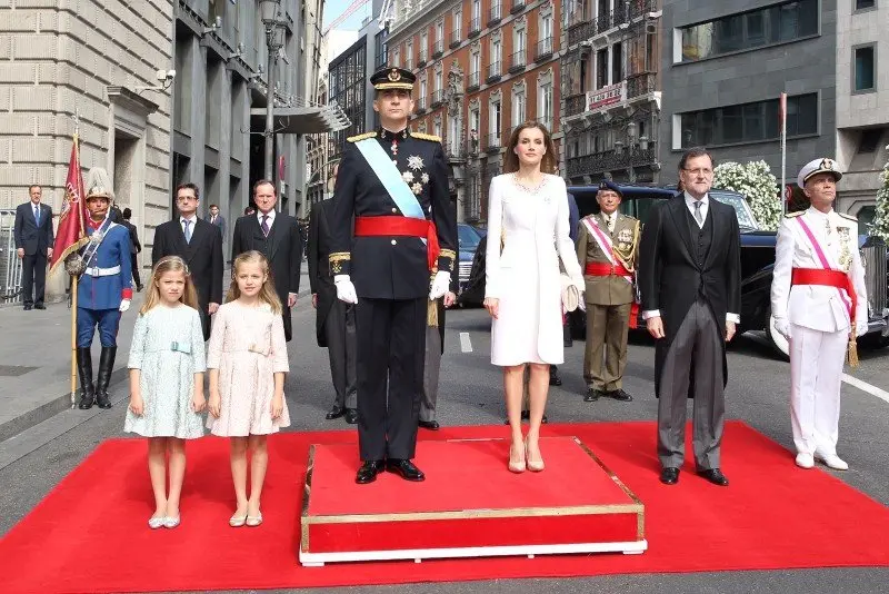 Los reyes, acompa&ntilde;ados por la princesa de Asturias y la infanta Sof&iacute;a, a su llegada al Congreso, en compa&ntilde;&iacute;a del presidente del Gobierno.