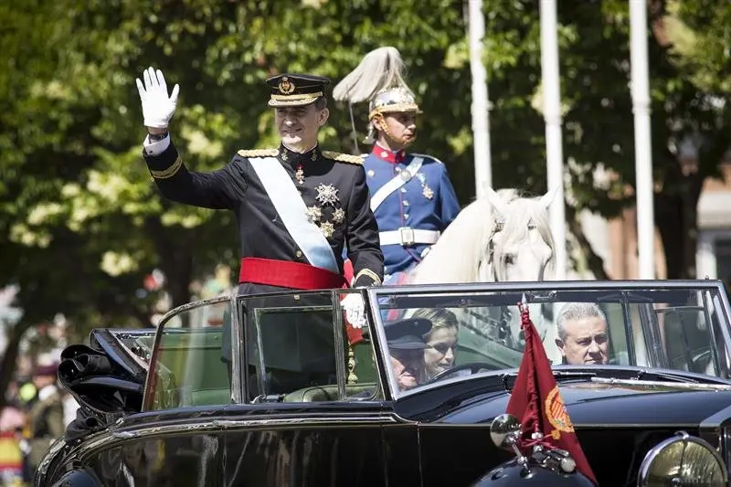 El rey Felipe VI durante el recorrido hacia el Palacio Real de Madrid.
