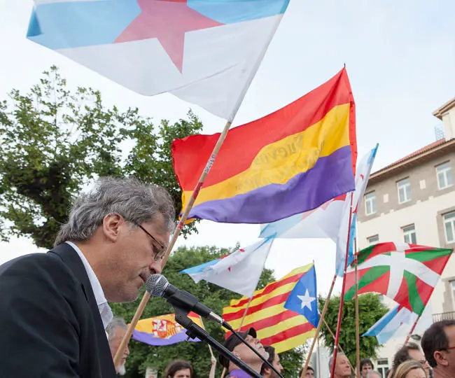Manuel Rivas, en la lectura de un manifiesto en A Coru&ntilde;a. / Xurxo Lobato
