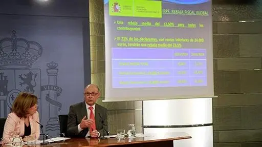 Soraya S&aacute;enz de Santamar&iacute;a y Crist&oacute;bal Montoro presentan las novedades fiscales.