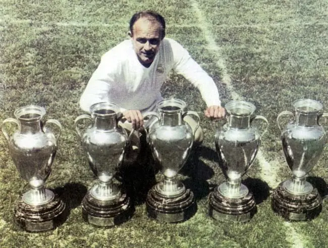 Alfredo Di St&eacute;fano posa con las cinco Copas de Europa que gan&oacute; con el Real Madrid entre 1956 y 1960.