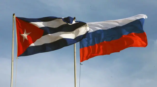 Bandera de Cuba, en primer plano.