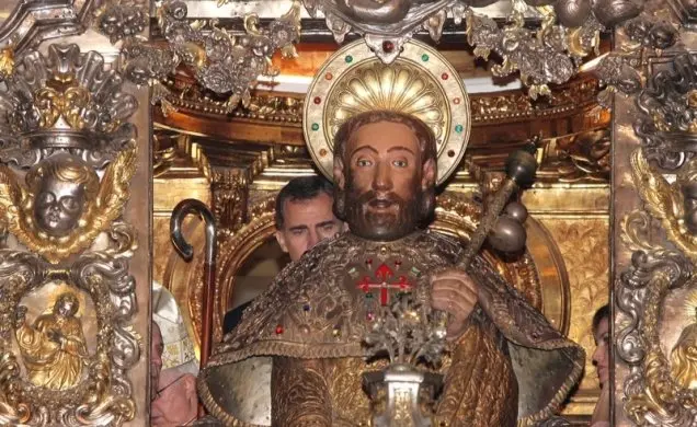 El Rey abraza al Ap&oacute;stol Santiago.