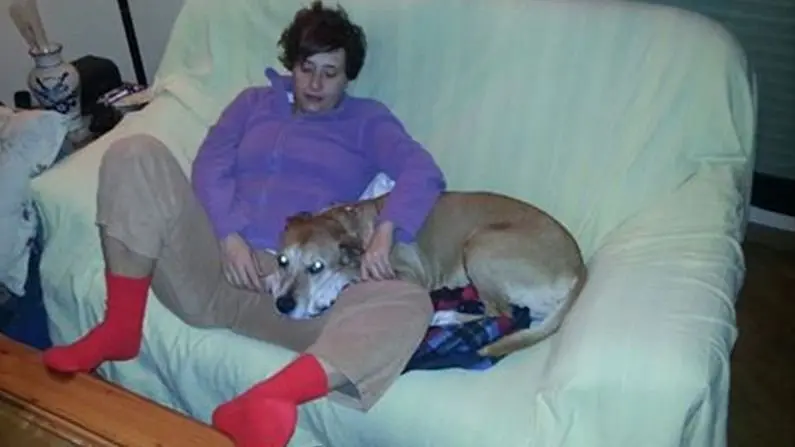 Teresa Romero, junto al perro de la pareja, en una foto colgada por su marido en el Facebook de la Asociaci&oacute;n Protectora Villa Pepa. / Facebook