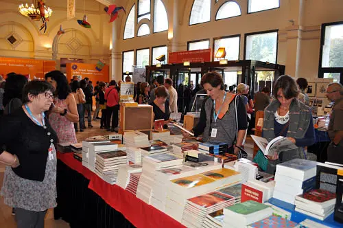 Venta de libros en el Festival de Biarritz / Francisco Pu&ntilde;al