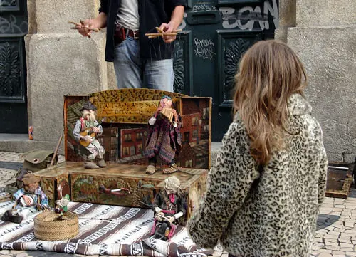 Titiritero en la calle Santa Catarina, en Oporto, Portugal- foto de Francisco  Pu&ntilde;al