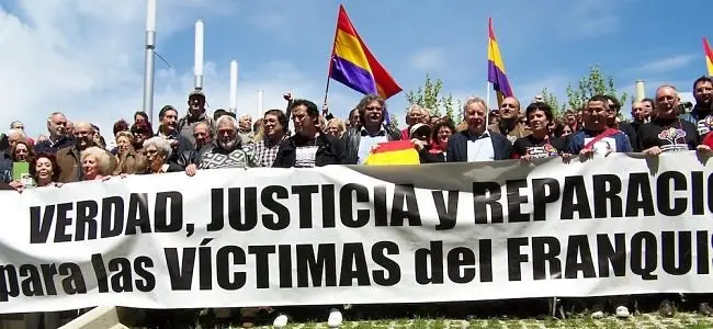 Protesta en defensa de las v&iacute;ctimas del franquismo. / RR SS.