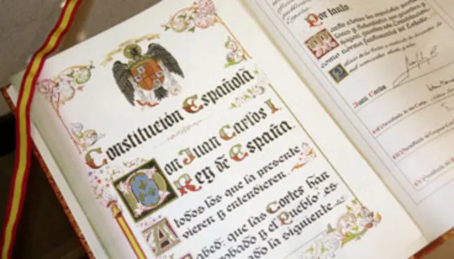 Ejemplar de la Constituci&oacute;n de Espa&ntilde;a. / RR SS