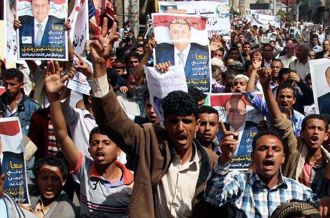 Yemenitas se manifiestan en apoyo al ex presidente Mansur Hadi, que huy&oacute; de San&aacute; y retir&oacute; su renuncia al gobierno. (Reuters - Essam al-Kamaly)