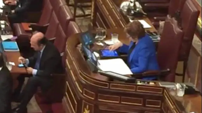 Celia Villalobos juega al Candy Crush en el Congreso. / TV