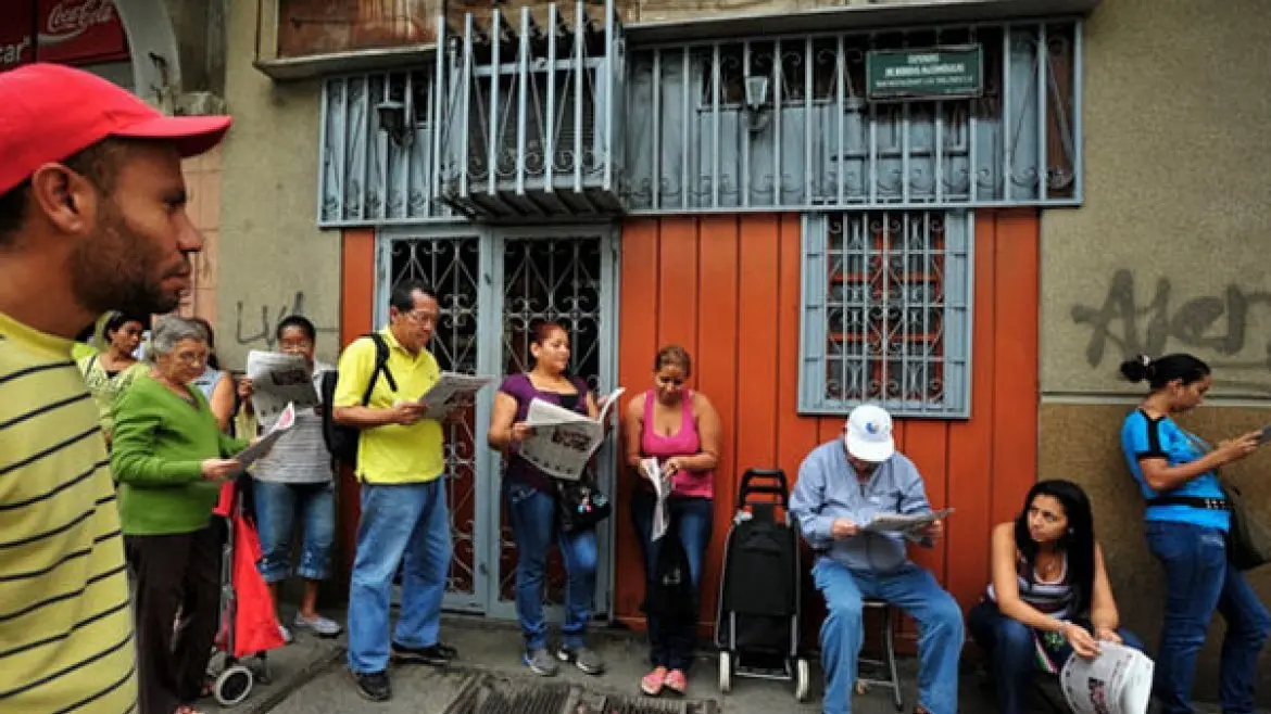 Una cola en Caracas.