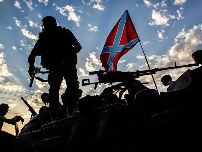 La bandera de Novorossia flamea tras la victoria de las milicias del Este en la decisiva Batalla de Deb&aacute;ltsevo que termin&oacute; con la derrota de las fuerzas de Kiev.