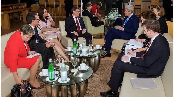 Bruno Rodr&iacute;guez (Cuba) y John Kerry (EE UU) con sus delegaciones. / Twitter