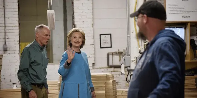 Hillary Clinton saludando a un fabricante de muebles en Keene.