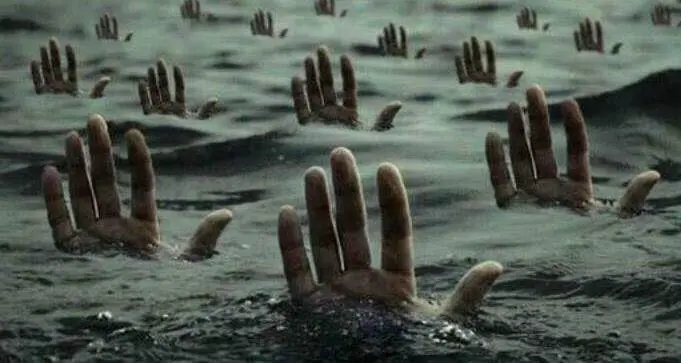 Manos saliendo del agua. 