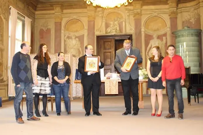 Alumnos y profesores del IES. Th&aacute;der en el Ayuntamiento de Praga.