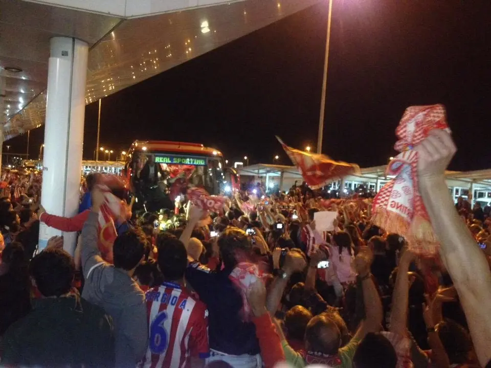 Autob&uacute;s del Sporting en la celebraci&oacute;n del ascenso a Primera. / Facebook