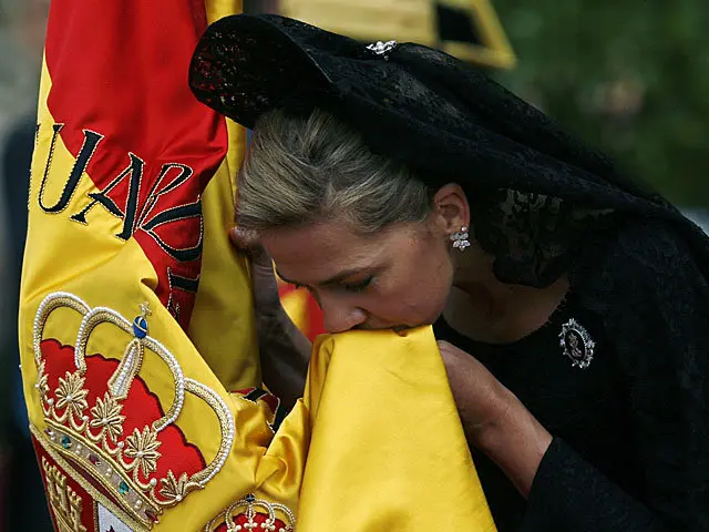 La infanta Cristina besa la bandera.
