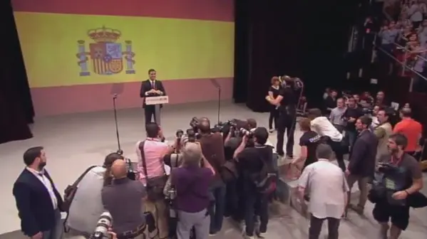 Pedro S&aacute;nchez ante una gran bandera de Espa&ntilde;a.