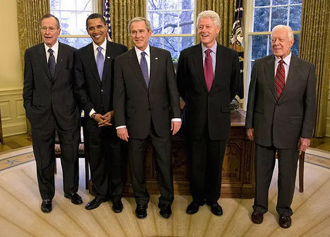 El presidente George W. Bush (centro), se re&uacute;ne con (de izquierda a derecha) el ex presidente George HW Bush, el presidente electo, Barack Obama, y los ex presidentes Bill Clinton y Jimmy Carter en la Casa Blanca el 7 de enero, 2009. / flickr