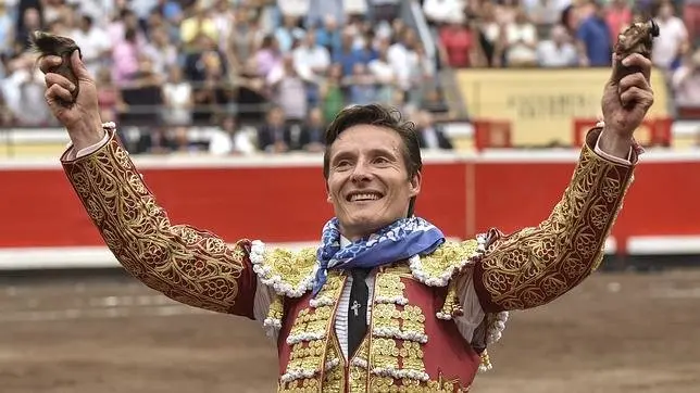 Plet&oacute;rico Diego Urdiales paseando los trofeos. / abc.es