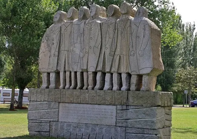 Monumento a los emigrantes en Oleiros (A Coru&ntilde;a). / Mundiario