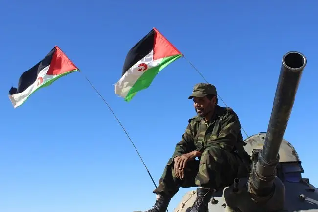 Un militar con la bandera.