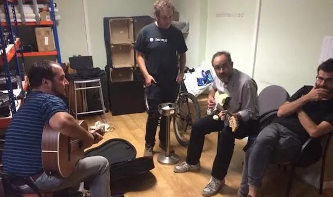 Antonio Baños a la guitarra. / Twitter