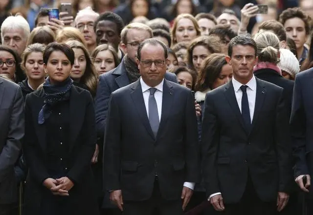 Hollande y Valls en el minuto de silencio en Par&iacute;s.