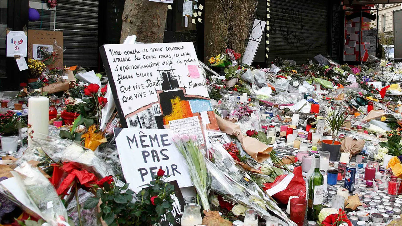 Flores y mensajes de recuerdo en Par&iacute;s por las v&iacute;ctimas de los atentados.
