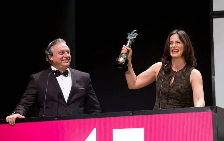 Aitana S&aacute;nchez Gij&oacute;n recibe el Premio Ciudad de Huelva, de manos de Pedro Castillo, director del Festival de Cine Iberoamericano. / Alberto D&iacute;az