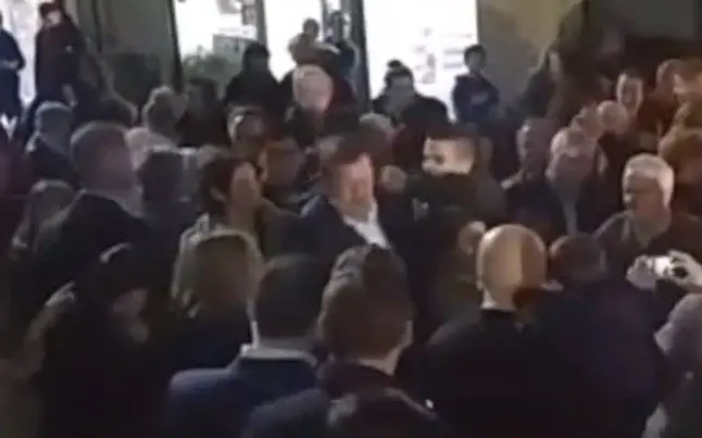 El momento de la agresi&oacute;n a Mariano Rajoy. / Captura del v&iacute;deo de Diario de Pontevedra
