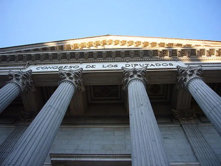 Columnas y fachada del Congreso de los Diputados de España. / Dilema - Wikipedia