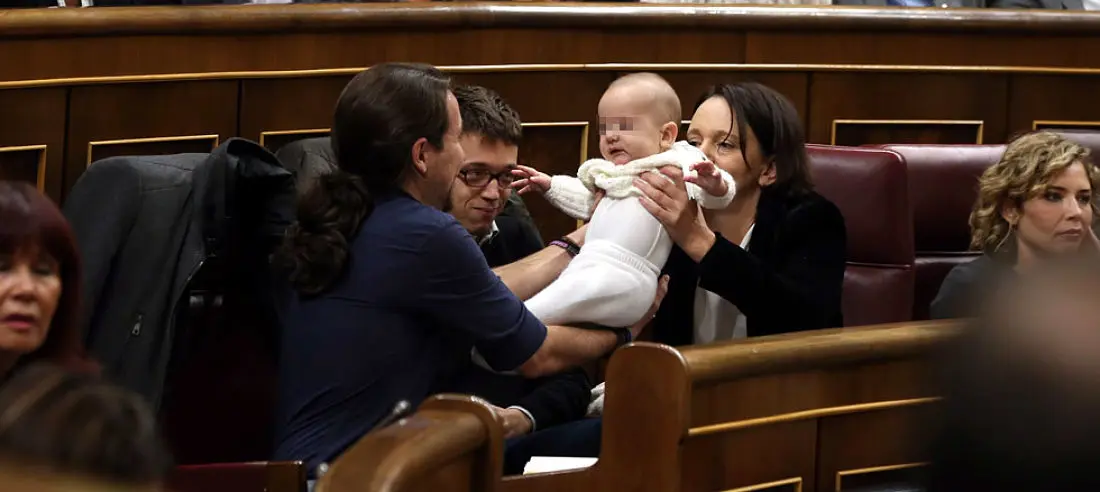 Pablo Iglesias coge el beb&eacute; de Bescansa ante &Iacute;&ntilde;igo Errej&oacute;n y Carolina Bescansa, en el Congreso. / RR SS