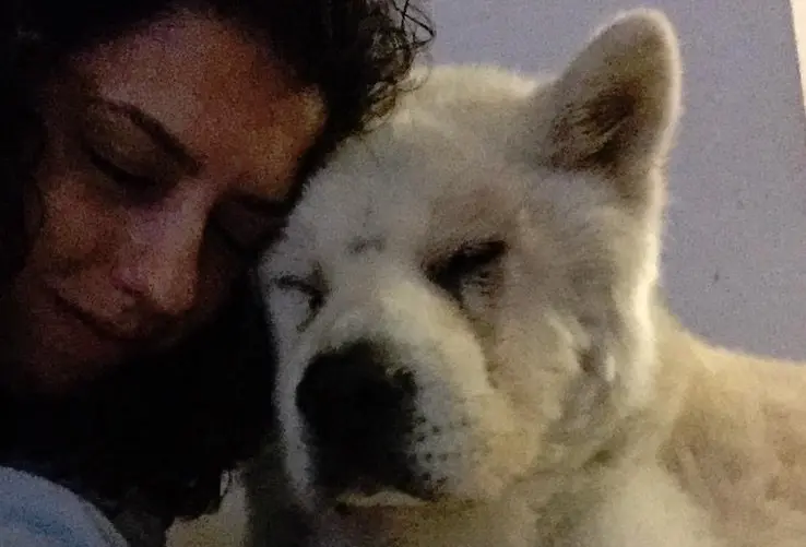 Judith con uno de sus perros, Suki, de 15 años. / Judith Mu&ntilde;oz