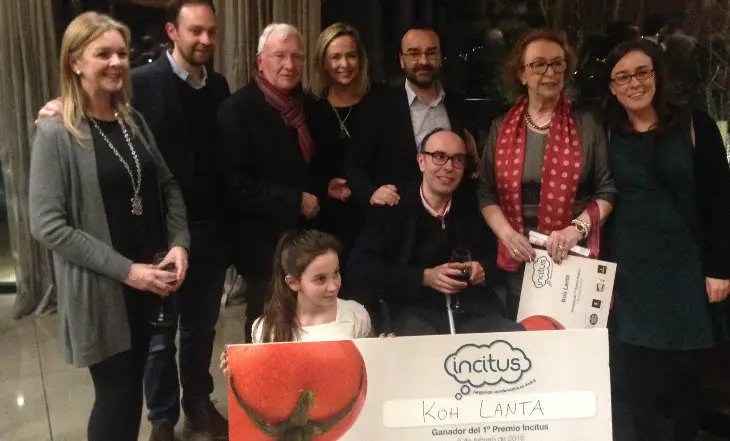 Gonzalo Somoza Vicente acompa&ntilde;ado de su familia en la entrega del Premio Incitus