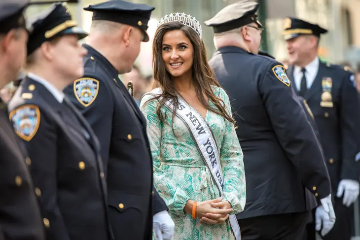 Miss New York USA 2016 Serena Bucaj desfila por la Quinta Avenida rodeada de oficiales de la polic&iacute;a de Nueva York durante el desfile de San Patricio el 17 de Marzo de 2016