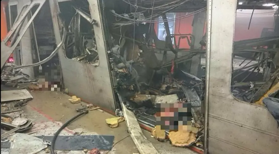 Uno de los vagones del metro de Bruselas tras la explosión.
