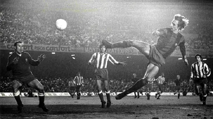 El golazo antol&oacute;gico del m&iacute;tico Johan Cruyff a Miguel Reina en el Bar&ccedil;a-Atl&eacute;tico de 1973