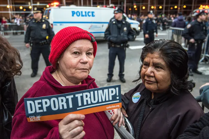 La polic&iacute;a vigila mientras inmigrantes protestan contra Donald Trump en Nueva York el 14 de abril. / Enrique Shore