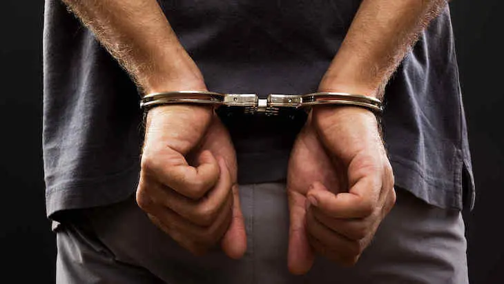 Hombre arrestado.
