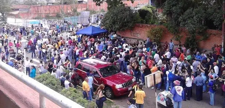 Venezolanos haciendo cola para firmar. / Twitter @liliantintori