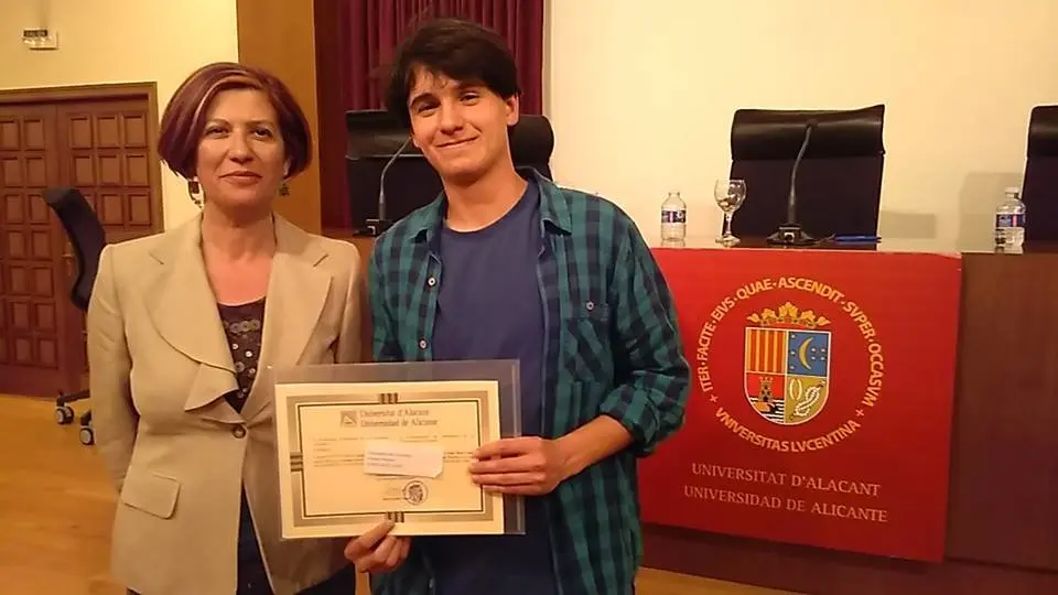 La profesora de Filosof&iacute;a Ana Mas con el alumno Jorge Ruiz. / Luis Calero