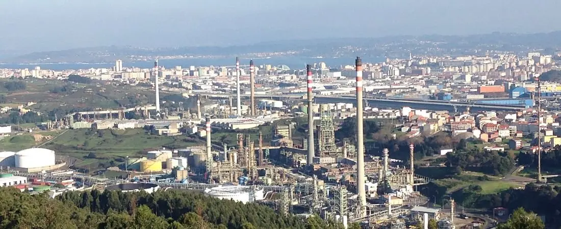 La refinería de Repsol con A Coruña al fondo. / Xurxo Lobato