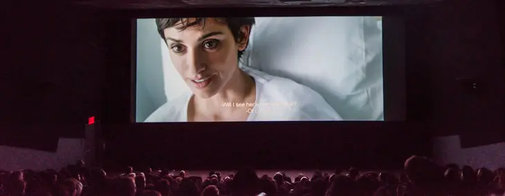 Espectadores miran a Penelope Cruz en Ma Ma el d&iacute;a de su estreno en Nueva York. Foto: Enrique Shore