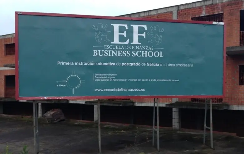 Valla publicitaria de la Escuela de Finanzas, en Oleiros (A Coru&ntilde;a). / Mundiario
