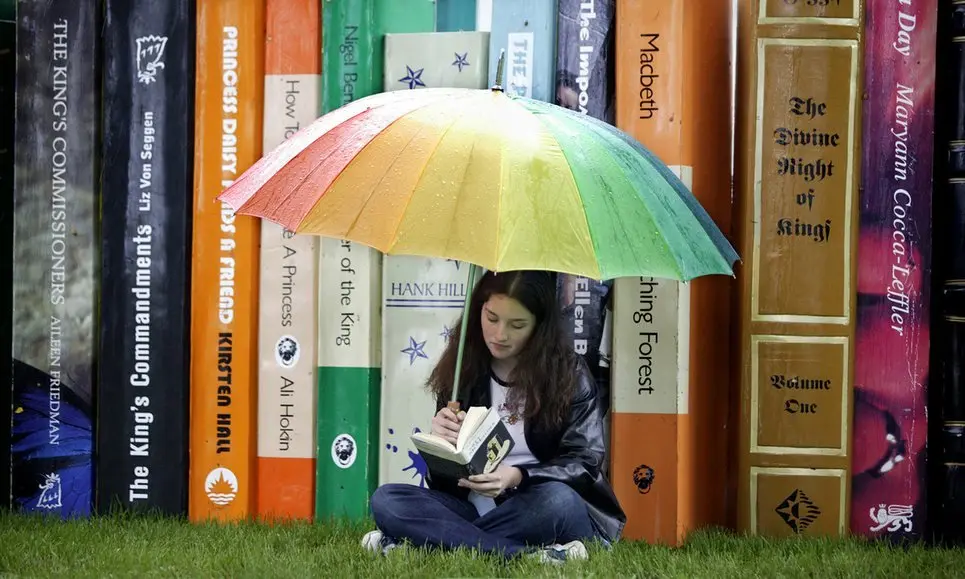 Joven leyendo. Imagen The Guardian